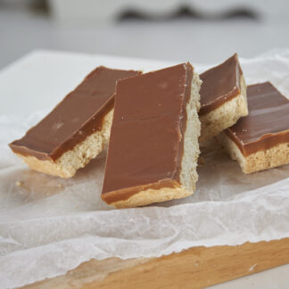 Millionaire Shortbread Traybake (12 Portions)